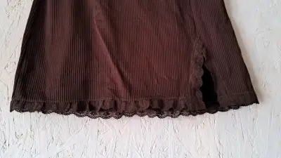 Falda corta de pana marrón con encaje - miniatura 2