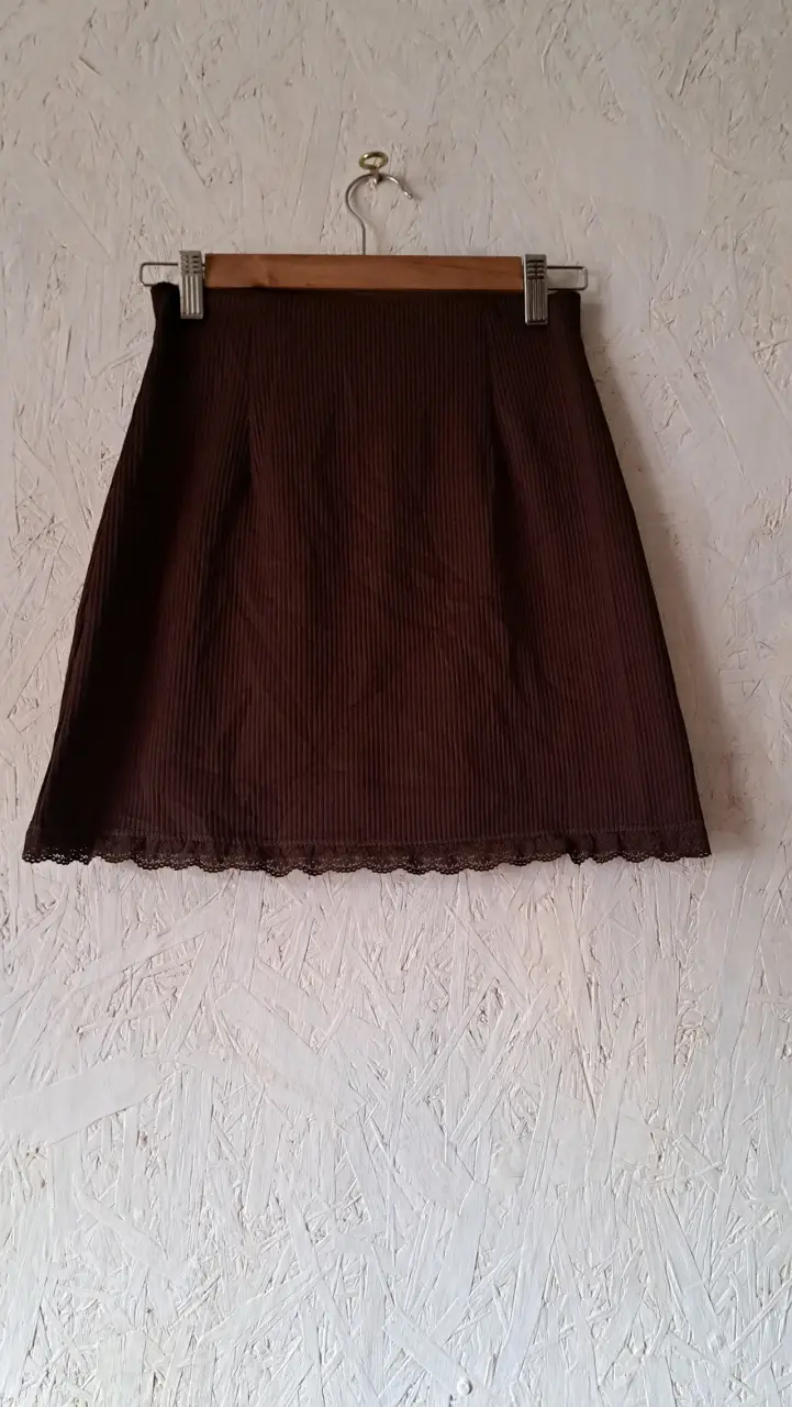 Falda corta de pana marrón con encaje - 4