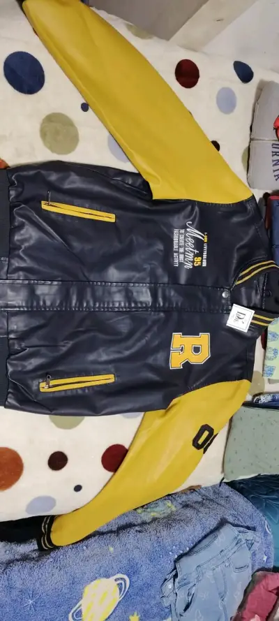 Chaqueta varsity negra y amarilla estilo universitario - miniatura 1
