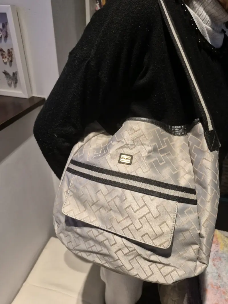 Bolso de hombro beige con diseño geométrico - 1