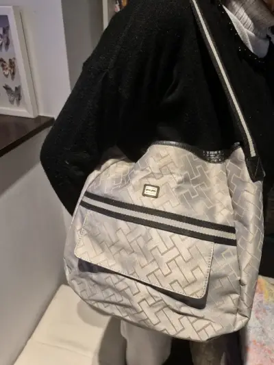 Bolso de hombro beige con diseño geométrico - miniatura 1