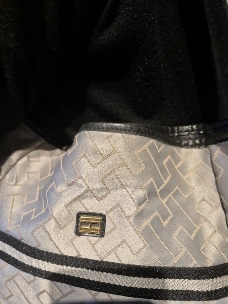 Bolso de hombro beige con diseño geométrico - 2