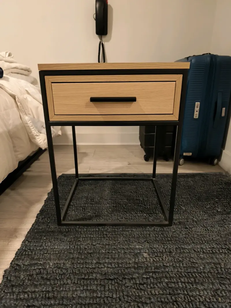 Mesa de noche moderna con cajón de madera - 1