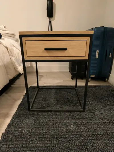Mesa de noche moderna con cajón de madera - miniatura 1
