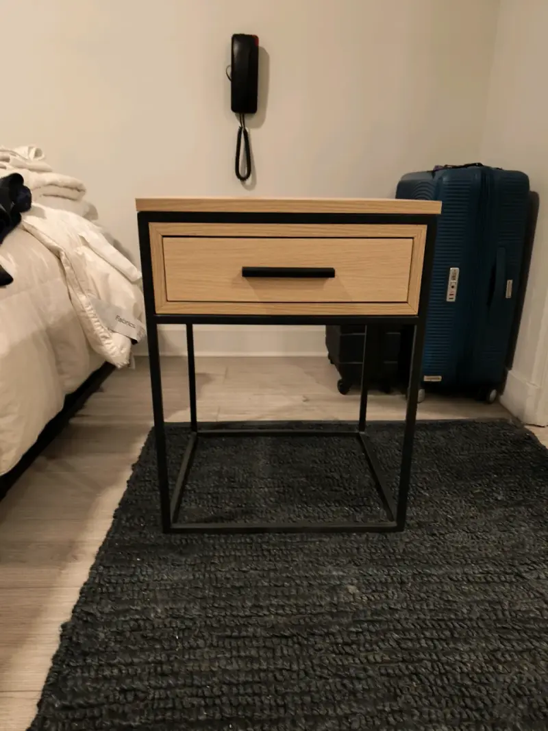 Mesa de noche moderna con cajón de madera - 2