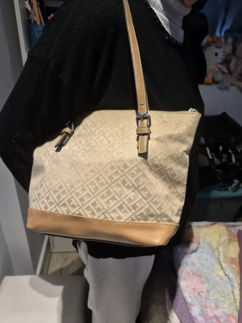 Cartera de mano beige con diseño elegante - 1