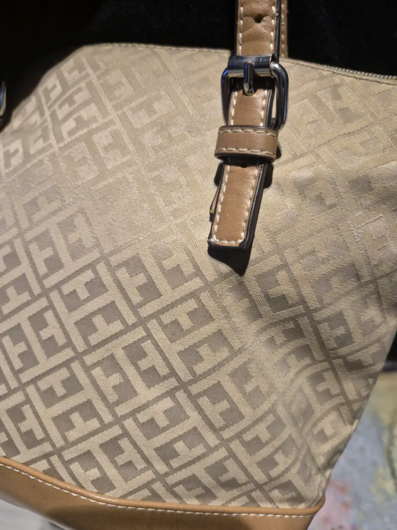 Cartera de mano beige con diseño elegante - 2