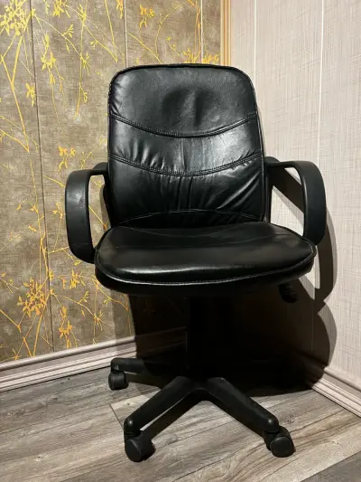 Silla de oficina ergonómica negra con ruedas - miniatura 1