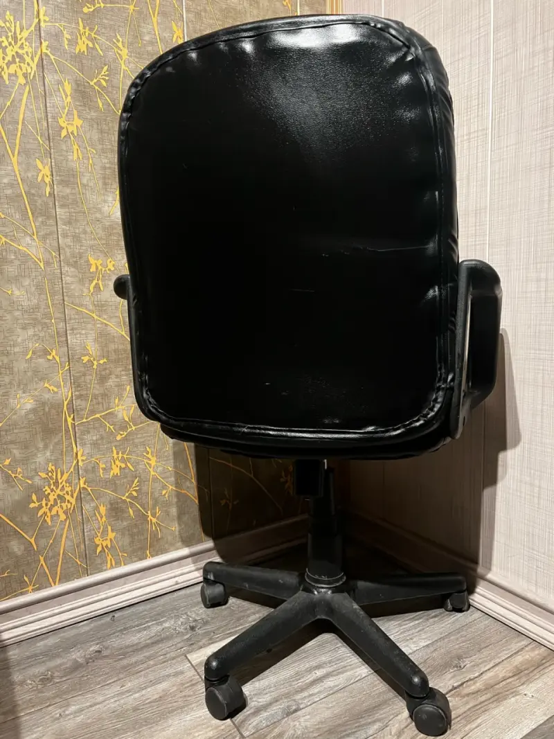 Silla de oficina ergonómica negra con ruedas - 2