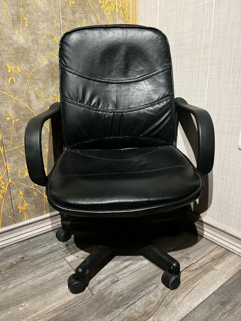 Silla de oficina ergonómica negra con ruedas - 3