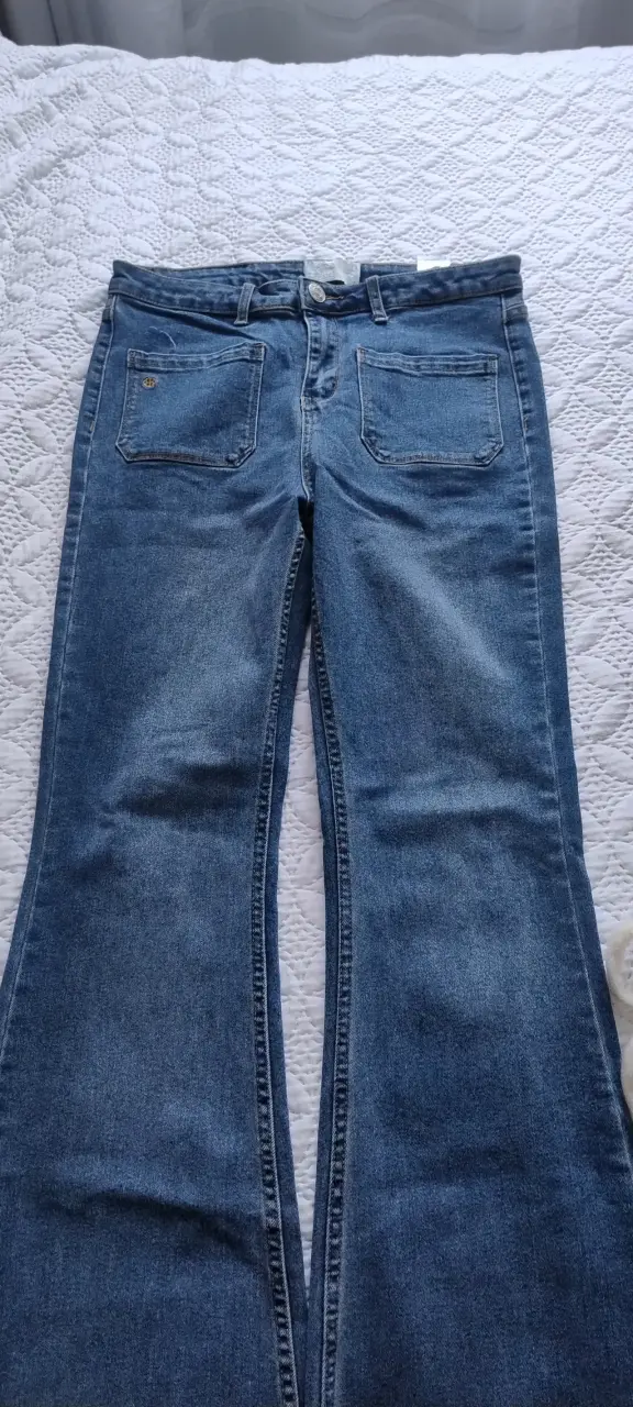 Jeans acampanados de mezclilla azul - 1