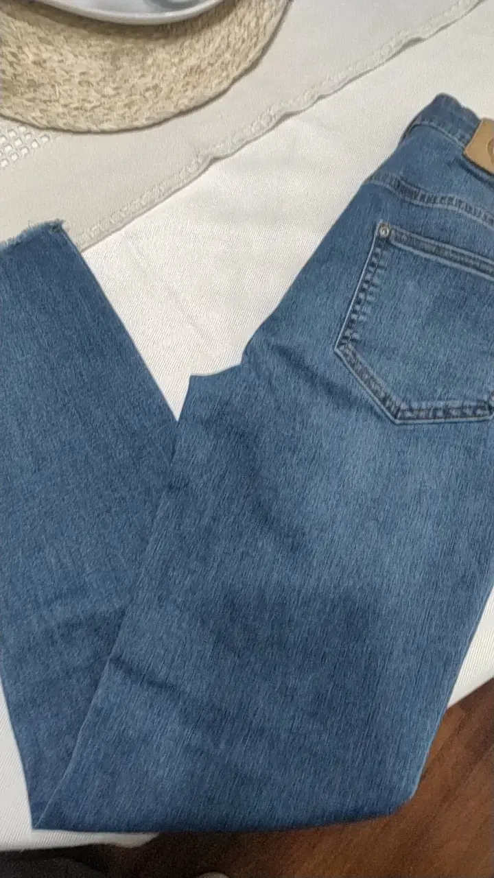 Jeans azul oscuro para mujer con diseño clásico - 1