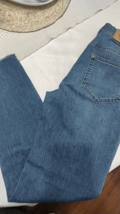 Jeans azul oscuro para mujer con diseño clásico - miniatura 1