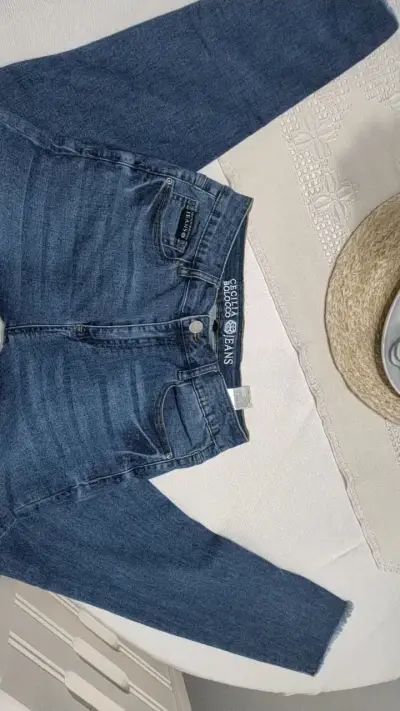 Jeans azul oscuro para mujer con diseño clásico - miniatura 2