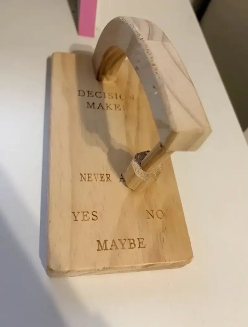 Péndulo de decisión de madera para escritorio