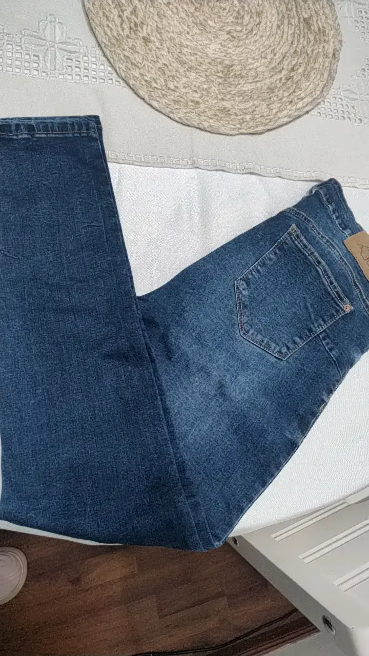 Jeans azul oscuro para mujer estilo clásico - 1
