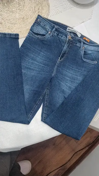 Jeans azul oscuro para mujer estilo clásico - miniatura 2