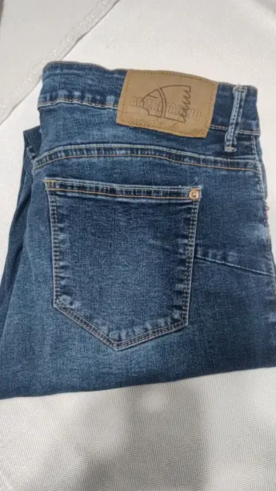 Jeans azul oscuro para mujer estilo clásico - miniatura 3