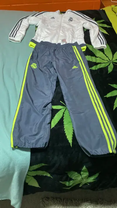 Conjunto deportivo Adidas Real Madrid blanco y gri - miniatura 2