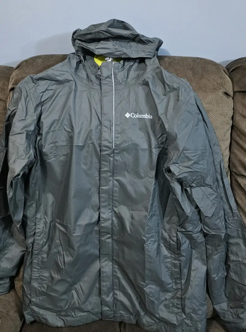 Chaqueta impermeable Columbia gris con capucha