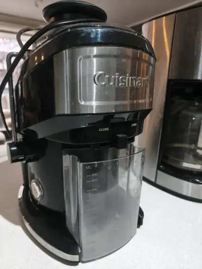 Extractor de jugos Cuisinart compacto y eficiente - miniatura 3