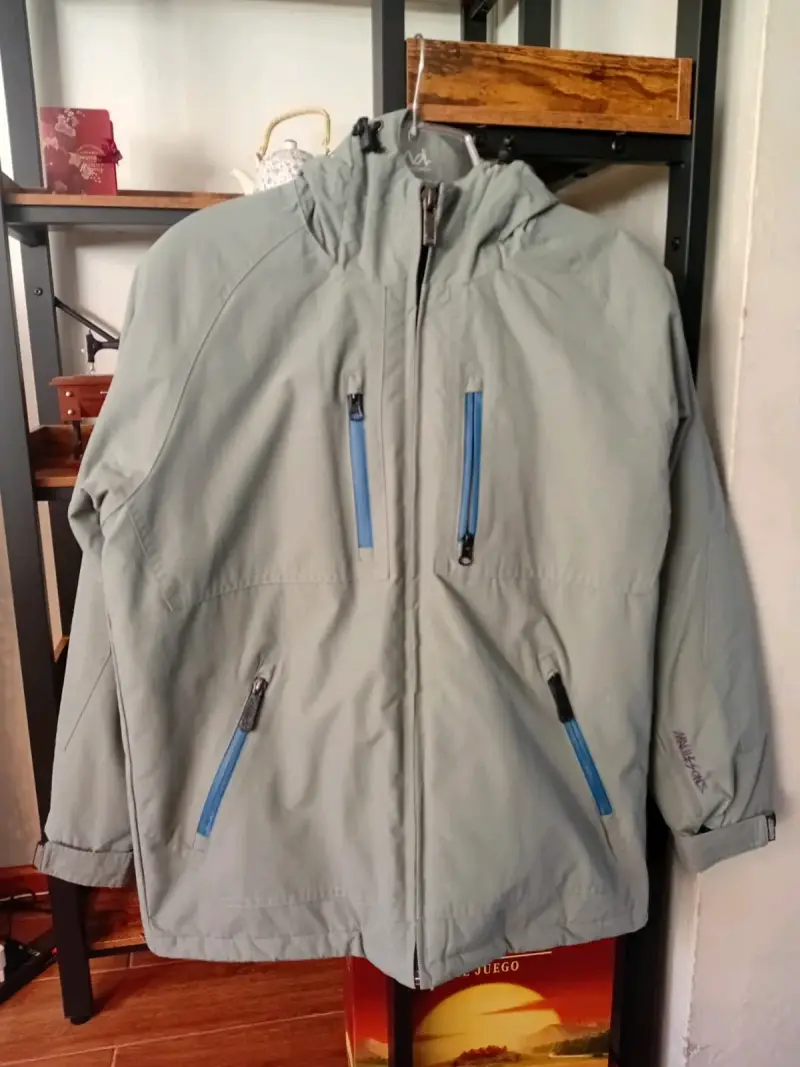 Chaqueta impermeable gris con capucha