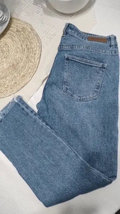 Jeans rasgados azul claro para mujer - miniatura 1