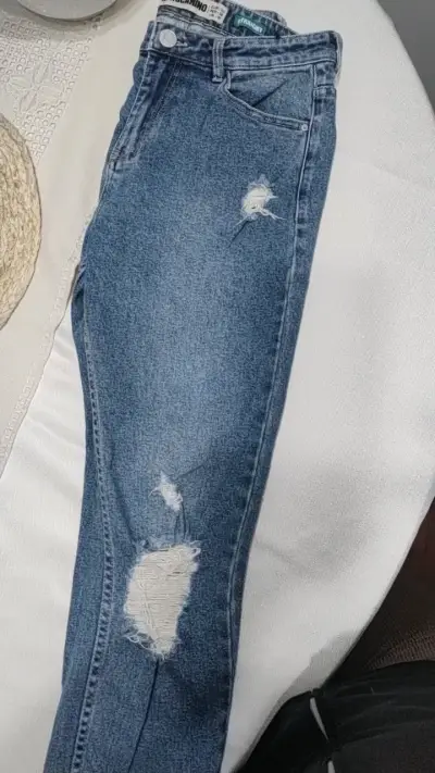 Jeans rasgados azul claro para mujer - miniatura 3