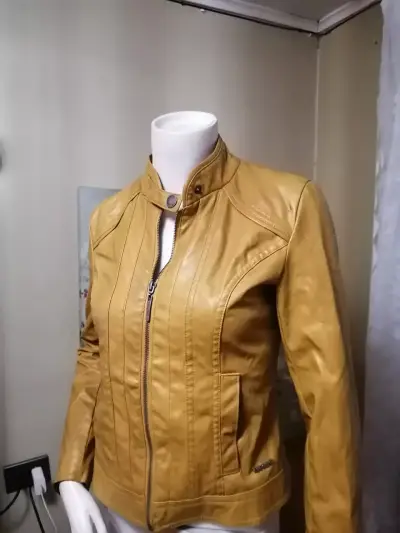 Chaqueta de cuero sintético color mostaza para mujer - miniatura 1