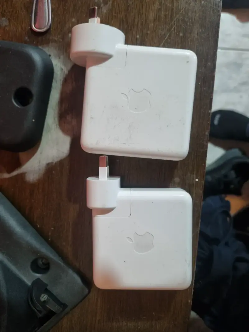 Cargador Apple USB-C 61W para MacBook - 1