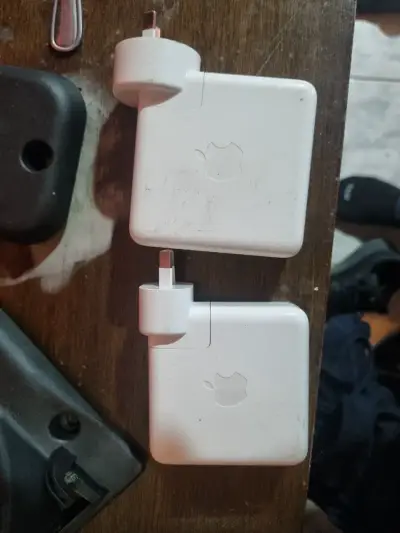 Cargador Apple USB-C 61W para MacBook - miniatura 1