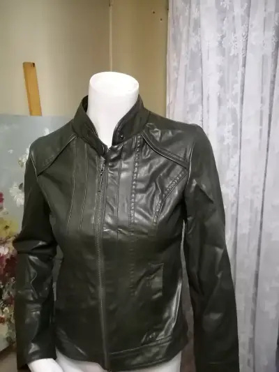 Chaqueta de cuero sintético negra para mujer - miniatura 1