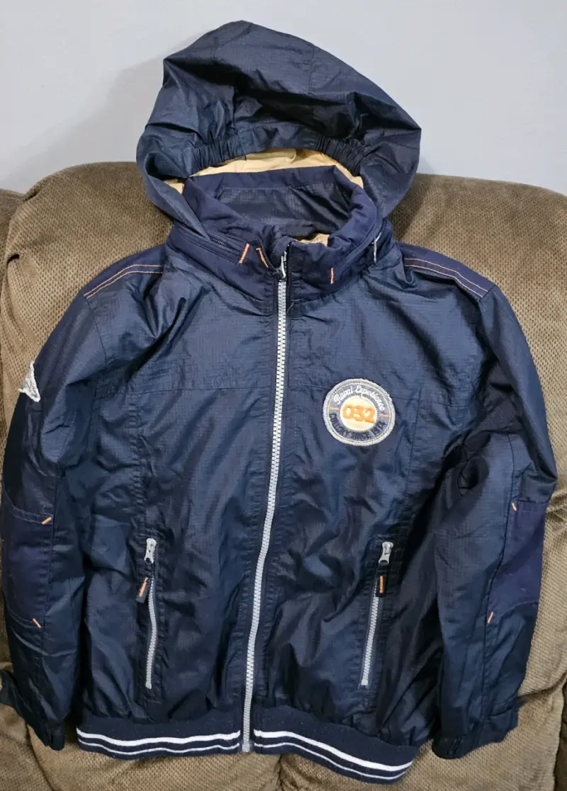 Chaqueta azul con capucha para niño talla 8
