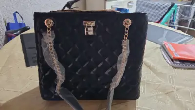 Bolso negro Guess con diseño acolchado - miniatura 1