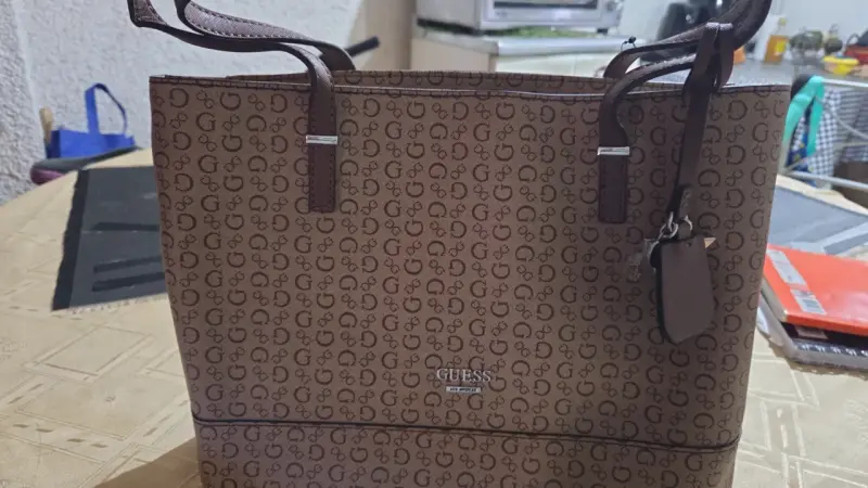 Bolso negro Guess con diseño acolchado - 3