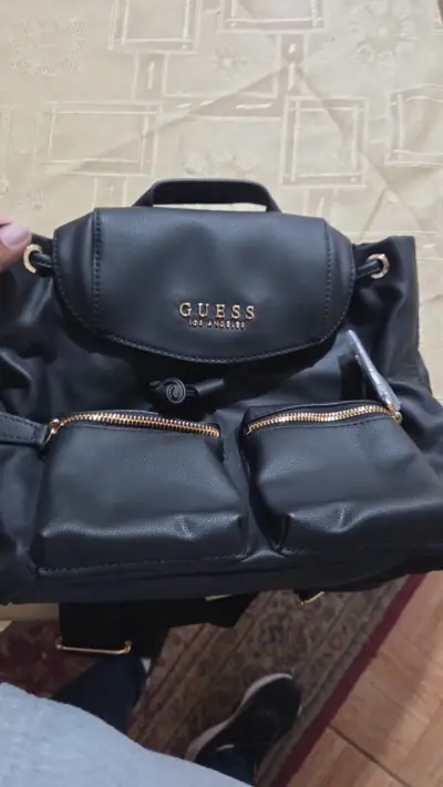 Bolso negro Guess con diseño acolchado - miniatura 5
