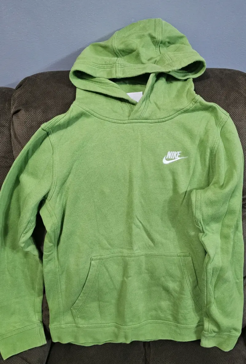 Polerón con capucha verde Nike para niño talla L