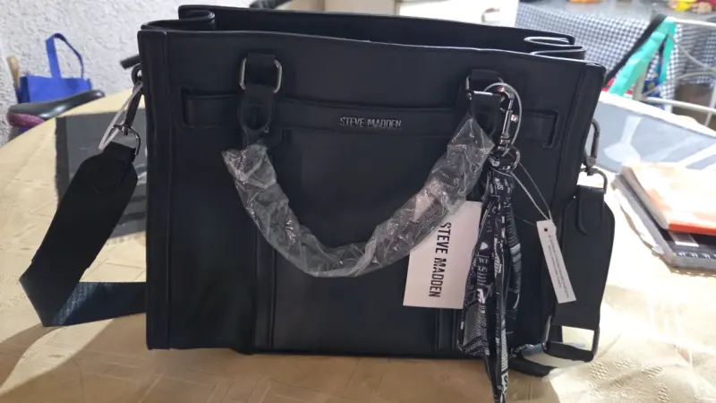 Bolso negro Steve Madden elegante y espacioso