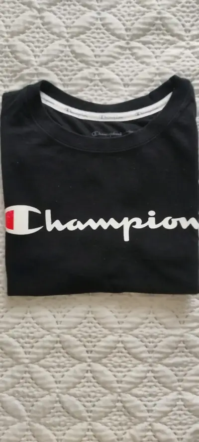 Polera negra Champion con logo - miniatura 1