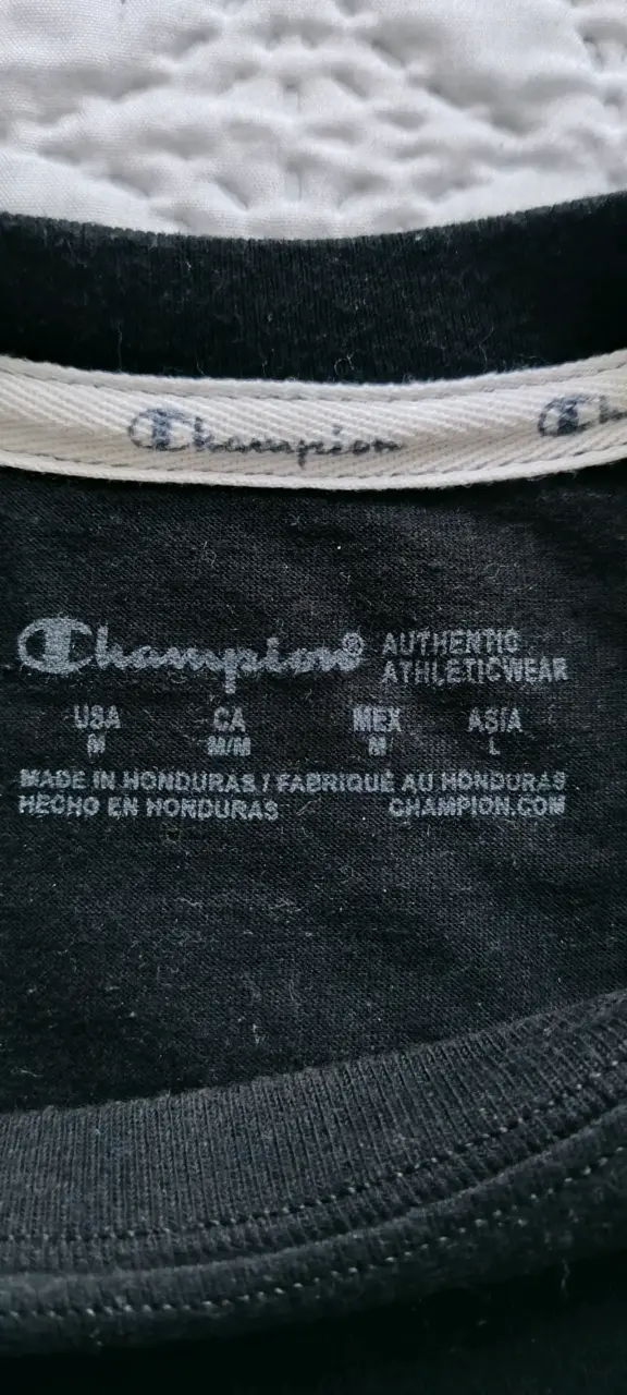 Polera negra Champion con logo - 2