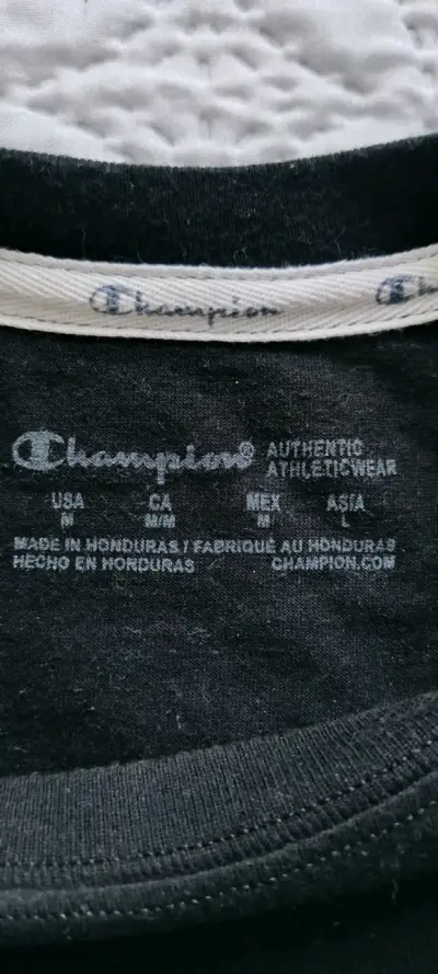 Polera negra Champion con logo - miniatura 2