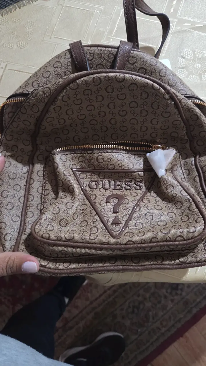 Mochila Guess marrón con logo