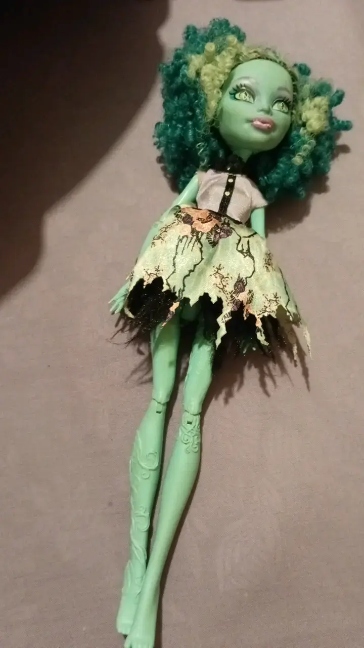 Muñeca Monster High verde con vestido - 1