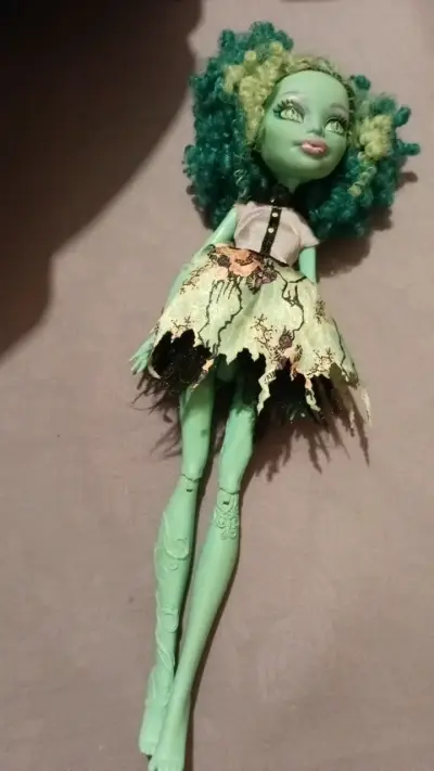 Muñeca Monster High verde con vestido - miniatura 1