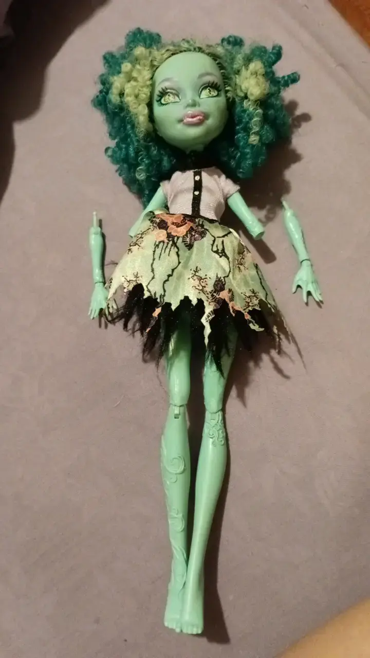Muñeca Monster High verde con vestido - 3