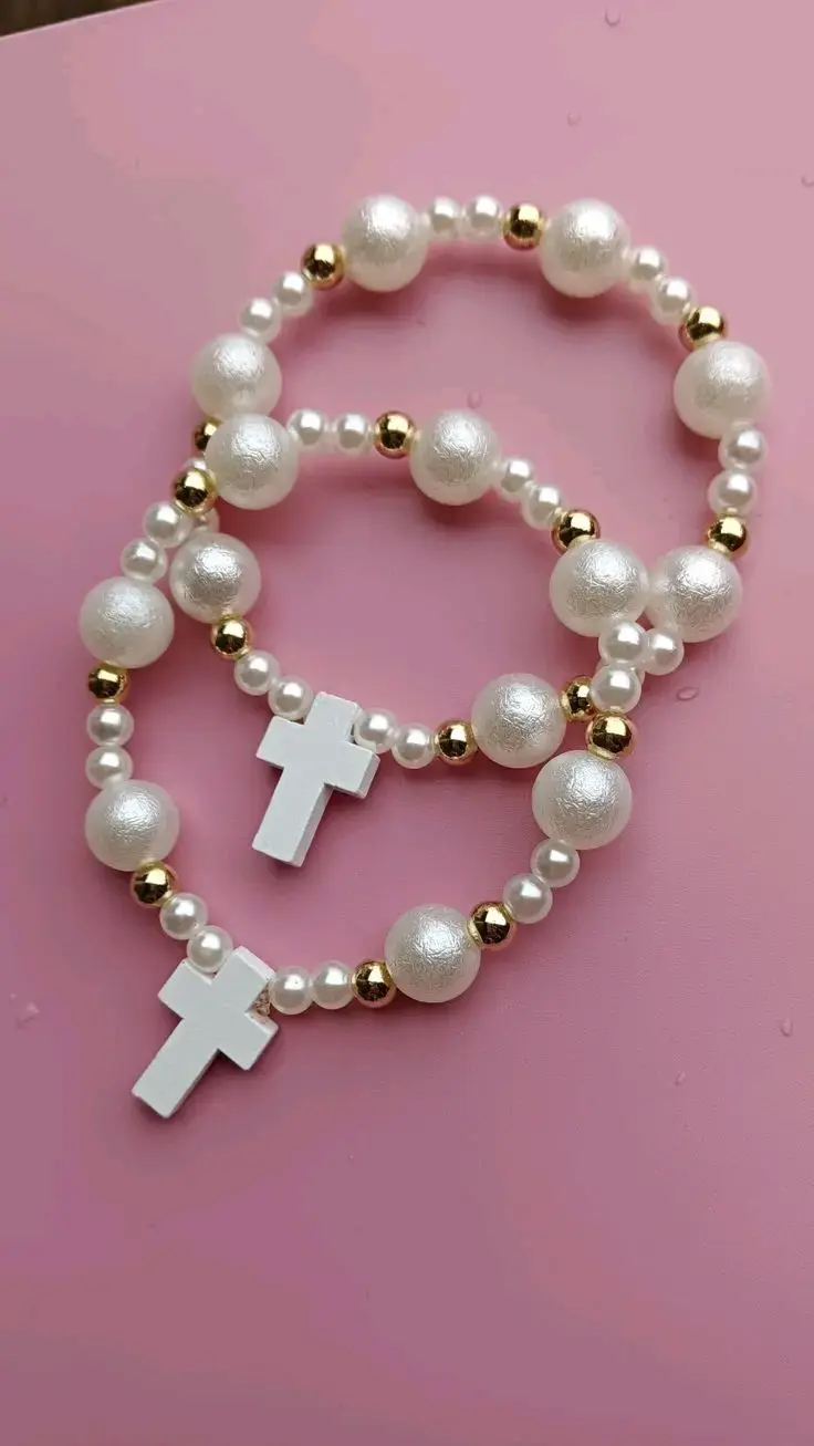 Pulsera de perlas con cruz decorativa