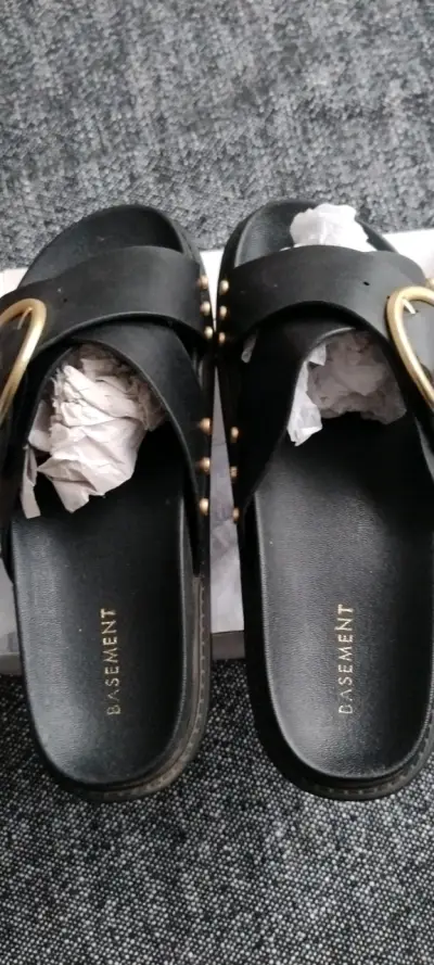 Sandalias negras con hebilla dorada Basement - miniatura 1