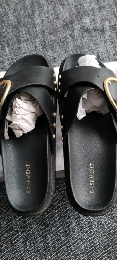 Sandalias negras con hebilla dorada Basement - miniatura 2
