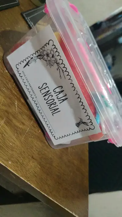 Caja sensorial para niños con juguetes variados - miniatura 1