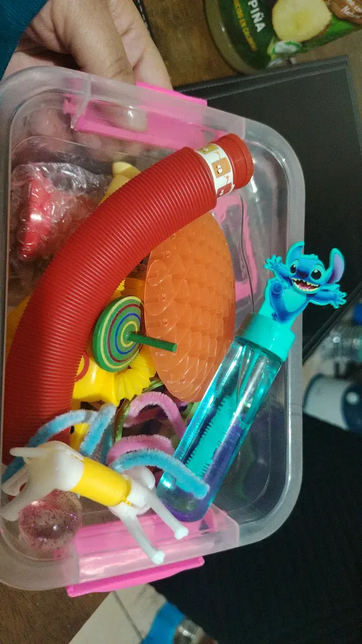 Caja sensorial para niños con juguetes variados - 2